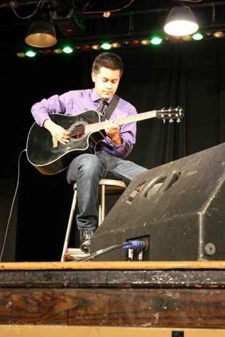 Aviles played his acoustic guitar at Lane Unplugged (2013).