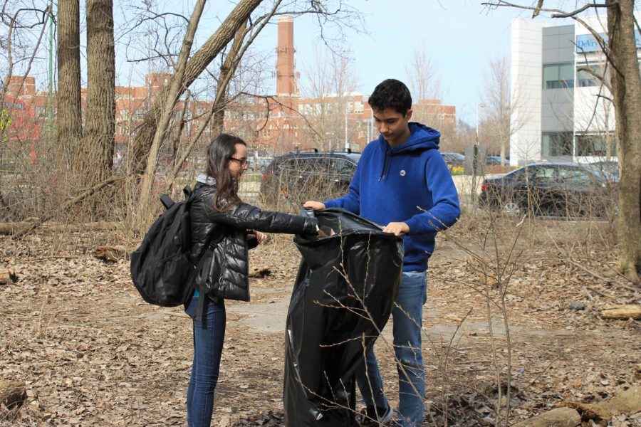 Mindful+students+contribute+time+and+effort+to+work+together+with+Urban+Eco+to+pick+up+waste+found+in+Clark+Park.