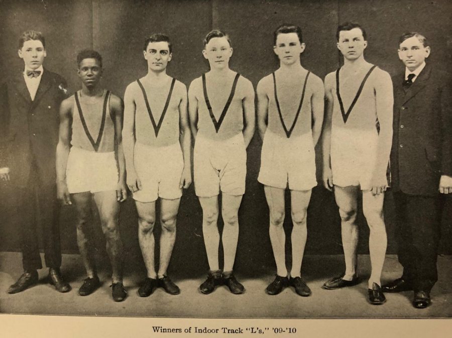 Fritz+Pollard%2C+second+from+left%2C+stands+with+other+members+of+the+1909-1910+Lane+Tech+indoor+track+team.+%28Photo+courtesy+of+Lane+Tech+Alumni+Association%29