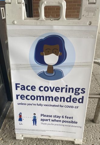 A sign recommending face masks.