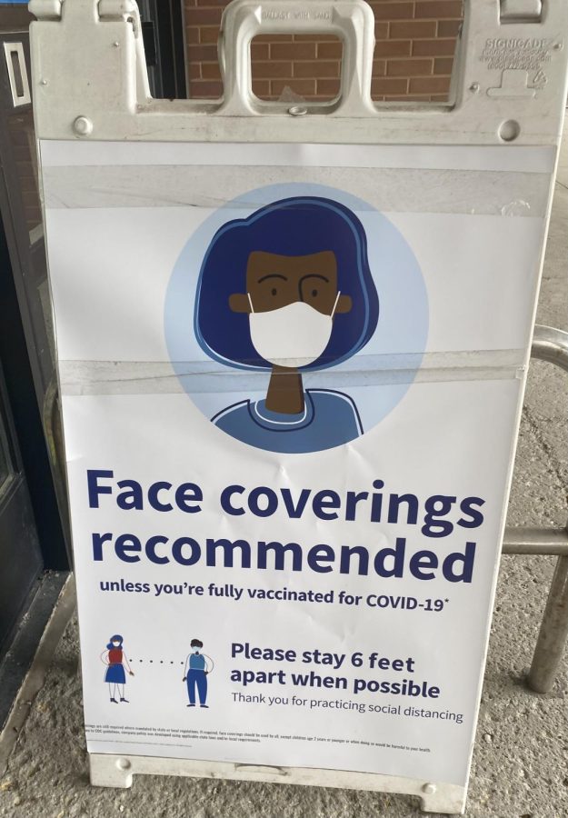 A+sign+recommending+face+masks.