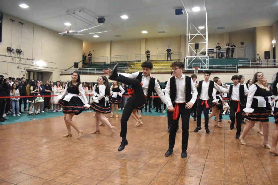 Hellenic Club performs during I-Days.
