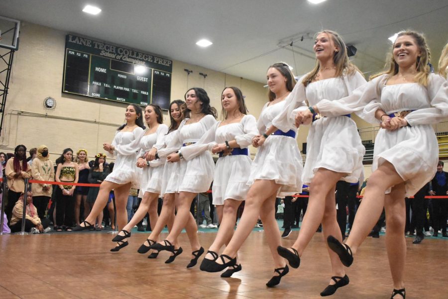 Israeli Club performs during I-Days.